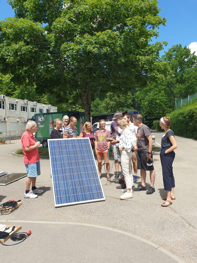 Menschen mit Balkonsolarmodul