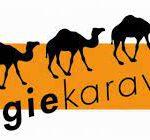 Logo der Energiekarawane: Kamele mit orange unterlegtem Banner