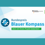 Blauer Hintergrund mit dem Titel "Blauer Kompass" und einem blauen Kompass links