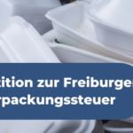 Leere Einwegverpackungen sind übereinander gestapelt.