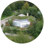 Auf dem Bild ist das Gebäude der Ökostation Freiburg zu sehen.