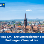 Es ist eine Aussicht auf den Freiburger Münsterturm und die Innenstadt abgebildet.