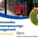 Schriftzug Kommunales Klimaanpassungsmanagement. Auf dem Bild fährt ein Bus im Starkregen.