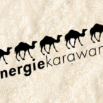 Energiekarawanen Logo vor einem Sandhintergund