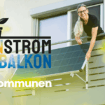 Frau steht am Balkon vor ihrem Balkonsolarmodul.