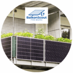 Ein Balkon mit drei angebrachten Balkonsolarmodulen; darüber prangt das Logo des Projekts „BalkonScout Freiburg“.