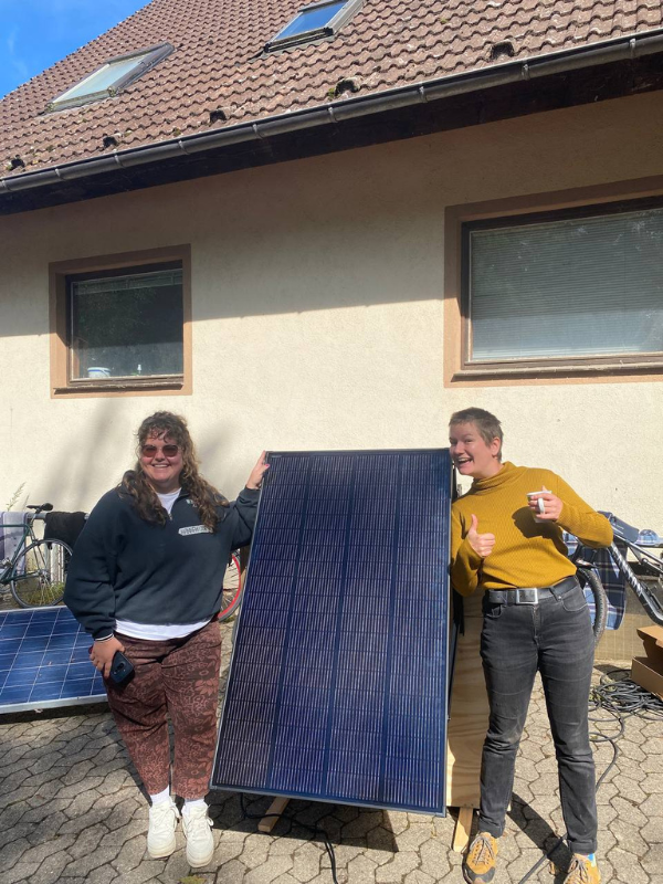 Zwei BalkonScouts präsentieren stolz eine Solaranlage.