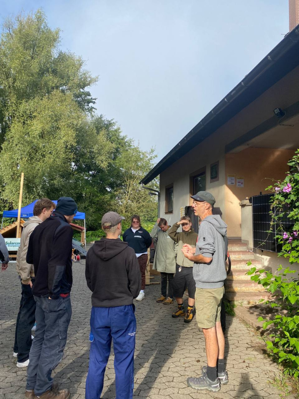 Die BalkonScouts stehen im Kreis und hören dem Workshop-Leiter zu.
