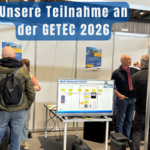Menschen am fesa Stand bei der GETEC Messe informieren sich über Balkonsolar